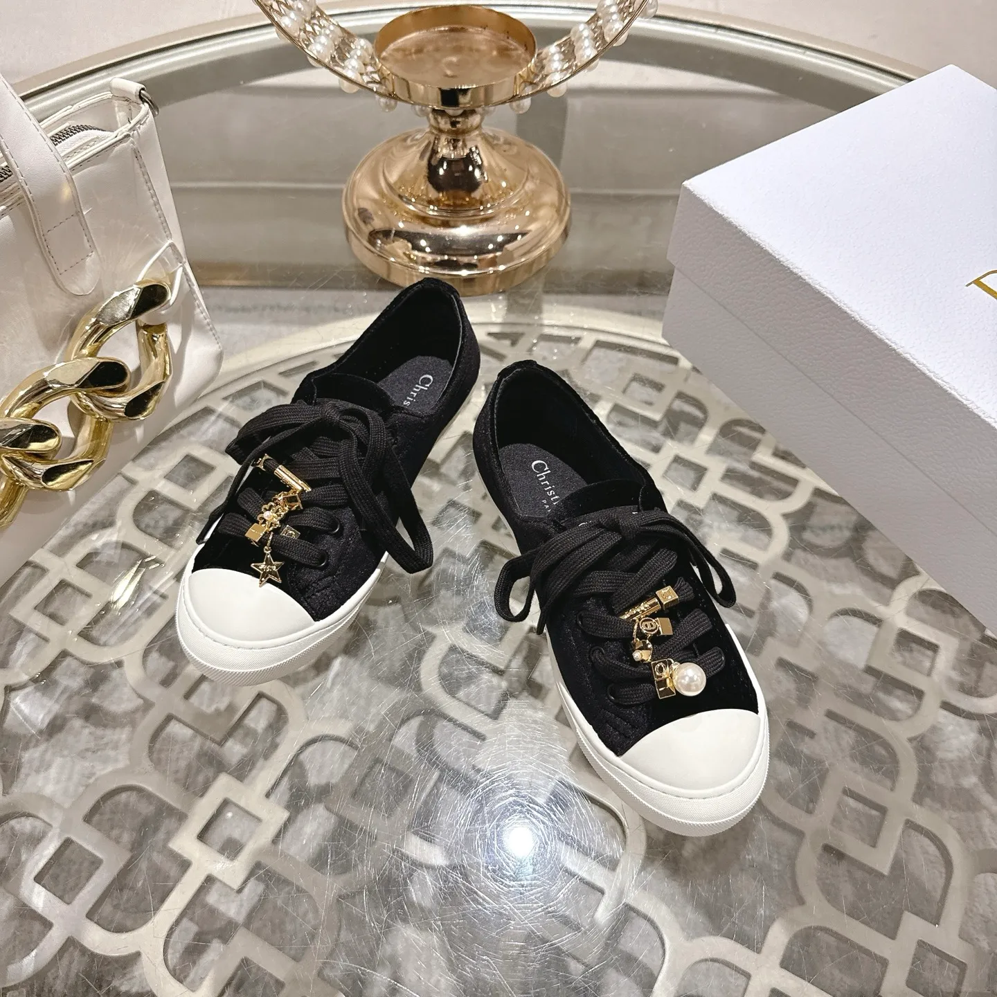 👟👟Ex-factory price 520👟👟 DIOR Dior's 2025 latest lucky satin casual shoes thin-soled shoes. Many celebrity Internet celebrities planted Chanristian Dior logo buckles. The designer really understands the needs of girls in summer. This new product Lucky thin-soled shoes are as cute as her name. The thin sole + shallow mouth design makes the whole pair of shoes very light and easy to wear. Fabric: Satin with wide satin laces of the same color. They are so beautiful that they are speechless in the sun. The soft shoe body looks like stepping on clouds with socks and culottes. It is windy and lazy when walking. It gives you the "effortless" elegance when you take a shot. Outsole: Original molded TPU outsole Size: 35-41 (41 is custom-made and cannot be returned or exchanged)
